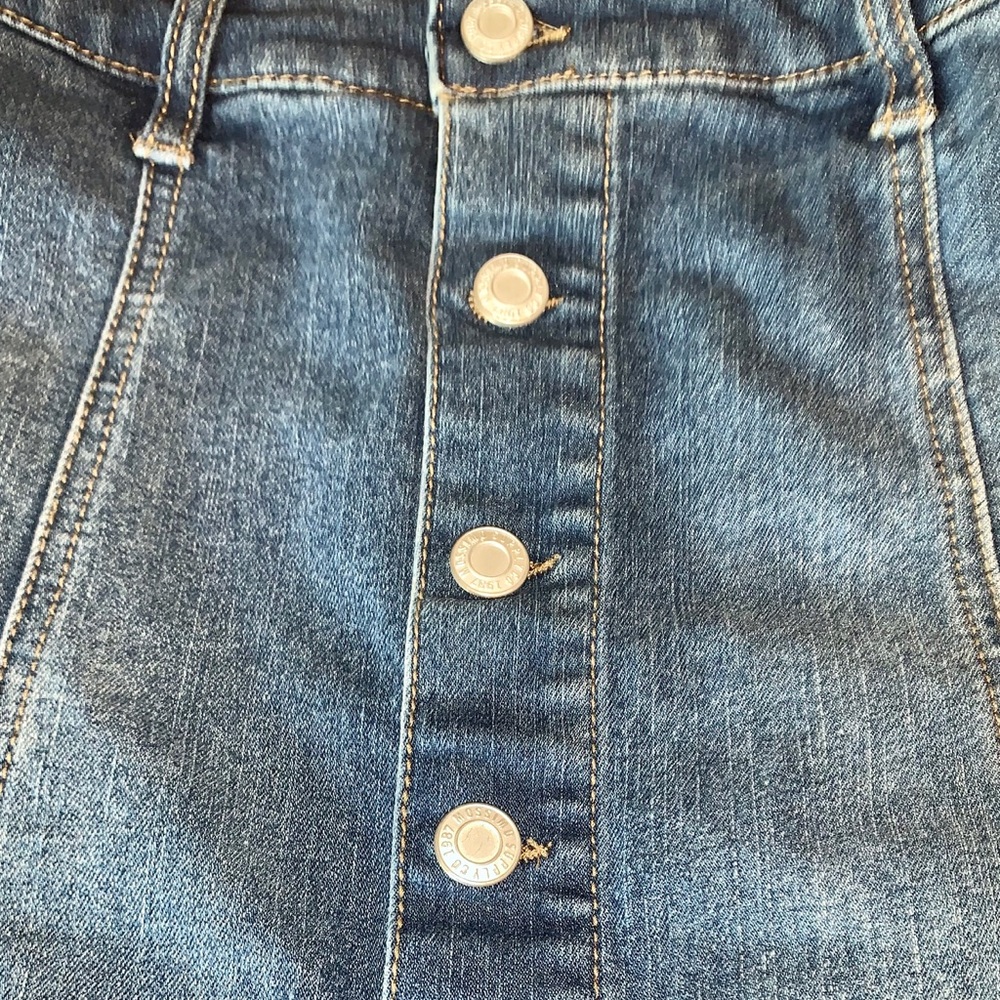 Mossimo silver button front mini blue jean skirt Size 4 EUC - Picture 3 of 9